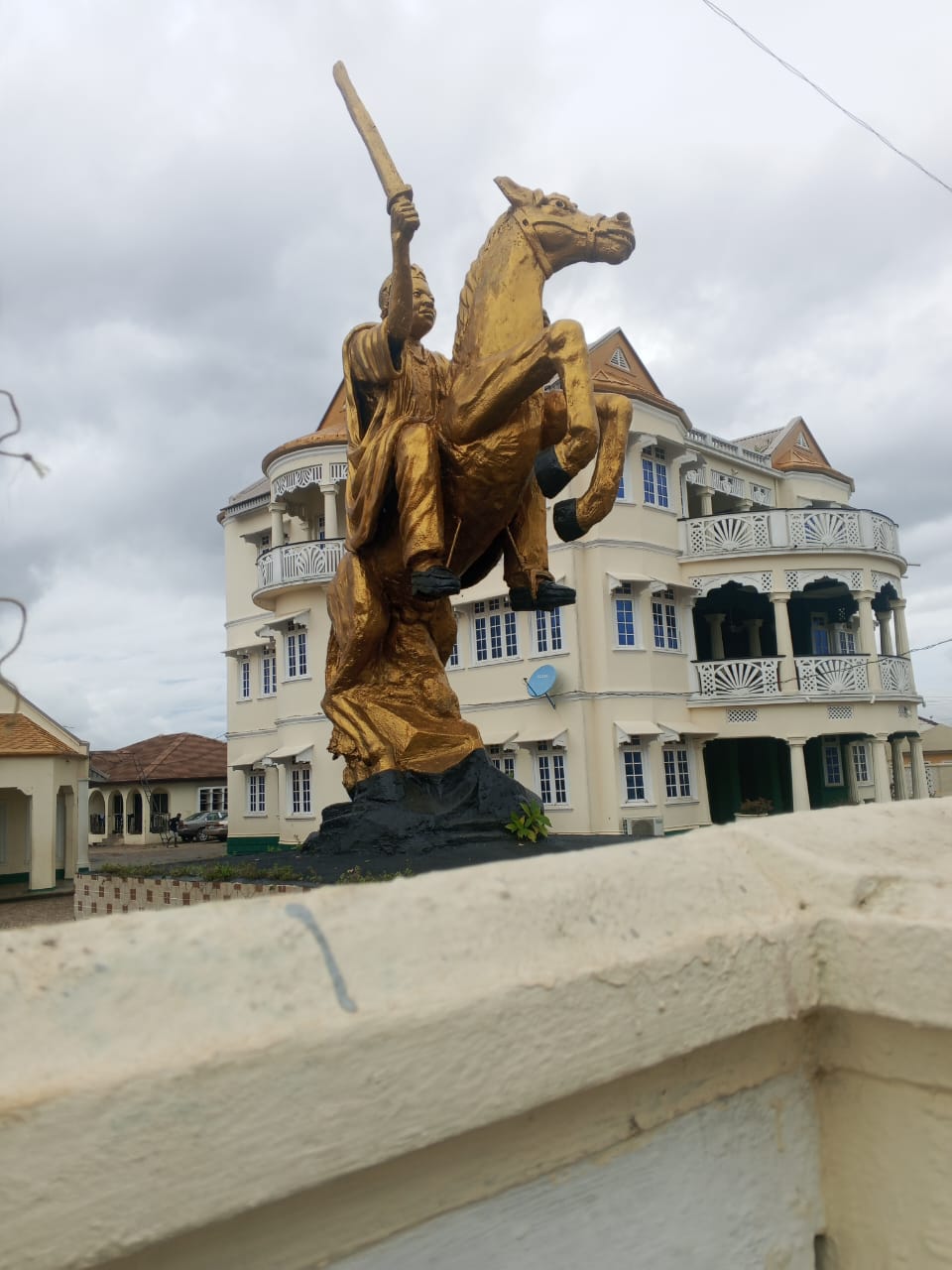 Balogun Fasasi Adesoye "Shoye" Statue 🐎 | Timber King & Ijebu Icon